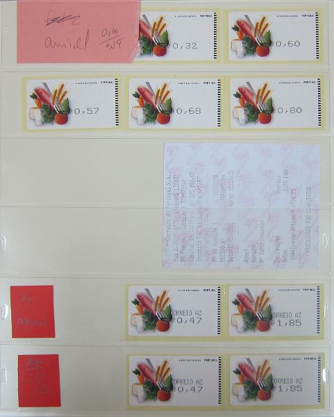 0265 (334).jpg -     Lote:    265      Colecção Especializada - Etiquetas      Lotes Especiais       Descrição:      1981/2010 &mdash; Etiquetas.   Coleção composta por 12 álbuns com etiquetas desde percursoras e Framas até 2010, com provas, erros, FDC's, etiquetas novas e usadas, sobrescritos circulados, variedades de impressão e papéis. Importante estudo. Lote a ver.        Lote ETQ       Valor Base:     &euro; 3000,00     Valor Venda:     &euro;      